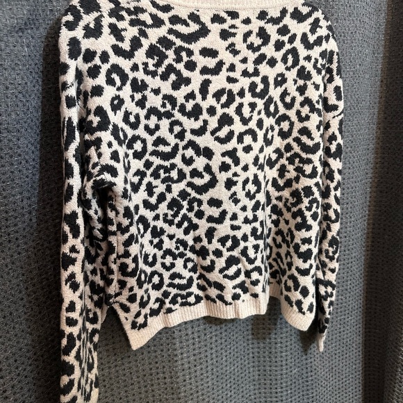 Yes Lola - Beige Cheetah Print Asymmetric Hem Long Sleeve Sweater - Size Medium - Picture 5 of 6